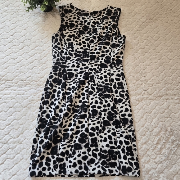 Jennifer Lopez Black & Cream Leopard Print Sleeveless Sheath Dress, Size 6 - Picture 5 of 8